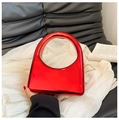 Nahaufnahme der roten metallischen Abendtasche in Halbkreisform mit goldener Kette - Rot