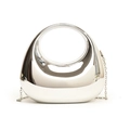 Detail der silbernen Acryl-Clutch mit integriertem Griff und Metall-Schulterkette - Silber