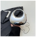 Borsa da sera argento specchiato a forma di ciottolo con tracolla a catena serpente - Argento