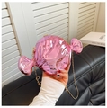 Detail der pinkfarbenen Metall-Candy-Clutch mit goldener Kette in der Hand gehalten - Standardtyp / Rosa