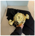 Detail der bonbonförmigen goldenen Clutch mit Plissee-Struktur und Metallkettenriemen - Standardtyp / Gold