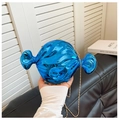 Nahaufnahme der blauen Abendtasche in Bonbonform mit glänzender Metalloberfläche - Standardtyp / Blau