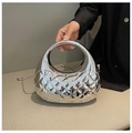 Silberne Hobo-Tasche mit Spiegeleffekt, Steppmuster und schmalem Metallkettenriemen - Silber