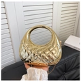 Nahaufnahme der goldenen Metall-Clutch mit Rautensteppung und rundem Griffdesign - Gold
