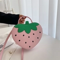 Borsa a tracolla fragola rosa per bambine con foglie di paillettes e manico - Rosa