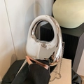 Bolso de mano futurista en acrílico espejo plateado con asa redonda y cadena - Plateado