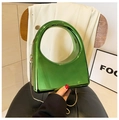 Leuchtend grüne Abendtasche aus Acryl mit rundem Hohlgriff und goldener Kettenriemen - Grün