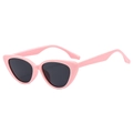 Retro Katzenaugen-Sonnenbrille mit hellrosa Rahmen und dunklen Gläsern in der 45-Grad-Ansicht - Rosa Rahmen Graue Linse