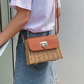 Dettaglio della borsa a tracolla in paglia intrecciata con patta in pelle marrone e fibbia silver - Marrone