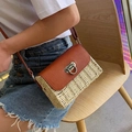 Dettaglio della borsa in paglia con patta in pelle marrone e chiusura girevole metallica - Bianco Sporco