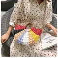 Borsa da spiaggia in paglia intrecciata a righe arcobaleno con manici e tracolla - Luce Multicolore - Piccolo