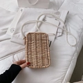 Détail du mini sac carré en rotin tissé main avec une longue bandoulière en perles nacrées - Style Vertical (198#)