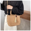 Handgefertigte Stroh-Beuteltasche mit Kordelzug und Dekoquaste in natürlichem Beige - Khaki