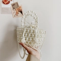 Borsa a secchiello di perle con fodera in raso bianco e tracolla lunga raffinata - Bianco