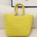 Dettaglio ravvicinato della borsa tote gialla in corda intrecciata su divano bianco - Giallo Grande
