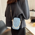 Hellblaue gesteppte Mini-Handytasche mit Perlengriff und goldener Ketten-Schulterriemen - Blau