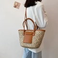 Borsa tote in paglia intrecciata con manici in pelle marrone e tracolla coordinata - Marrone