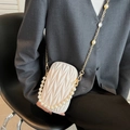 Elegante cremefarbene gesteppte Handytasche mit Perlenkette und goldenem Schultergurt - Gebrochenes Weiß