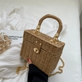 Handmade woven box bag in light brown straw with golden chain and leather clasp - Khaki