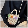 Beige geflochtene Eimertasche mit bunten Häkelblumen und praktischem Umhängeriemen - Gebrochenes Weiß