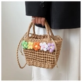 Handgefertigte Strohhandtasche mit bunten Häkelblumen und praktischem Kordelzugfutter - Khaki