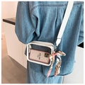 Détail d'un sac à bandoulière en PVC transparent avec foulard en soie décoratif et sangle blanche - Blanc