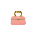 Detail van roze marmeren acryl clutch met goudkleurig handvat en kettingriem - Roze