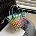 Borsa a cesto intrecciata arcobaleno con motivo a scacchi colorati e coulisse interna - Contrasto Blu Caffè