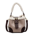 Sac seau taupe en fausse fourrure avec bordure en peluche crème et détails en cuir - Kaki
