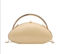 Pochette rigide beige élégante avec poignée dorée et bandoulière en chaîne - Jaune