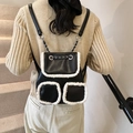 Mini-Lederrucksack mit weißem Kunstpelzbesatz und silbernen Kettenriemen am Model - 19*10*22 / Schwarz