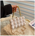 Detalle del bolso de fiesta de acrílico blanco con textura de burbujas y asa de cuentas - Blanco