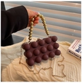 Detalle del bolso de fiesta acrílico marrón con textura de burbujas y asa dorada - Marrón