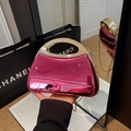 Borsa da sera a mezzaluna rosa metallizzato con manico dorato e tracolla a catena - Rosa Rosso