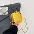Borsa da sera ottagonale dorata con design geometrico e sottile tracolla a catena - Oro