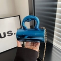 Mini bolso de fiesta azul brillante con acabado de espejo y cadena dorada - Azul