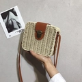 Handgefertigte quadratische Strohtasche mit brauner Lederklappe und Bronzeschließe - Gebrochenes Weiß