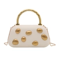 Détail de la pochette rigide en PU blanc cassé avec boucles dorées et poignée - Blanc