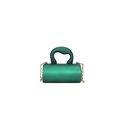 Détail macro du mini sac cylindrique vert foncé avec chaîne dorée et texture mate - Vert