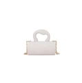 Vue détaillée du mini sac à main avec poignée en cœur et bandoulière chaîne dorée - Blanc