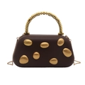 Détail de la pochette rigide marron foncé avec ornements dorés et poignée de perles - Marron