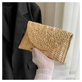 Detail van een handgeweven stroclutch van maïskolven met grote klep en dikke textuur - Khaki