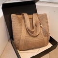 Große Stroh-Eimertasche mit Quaste und Holzperle in einer hochwertigen Geschenkbox - Khaki