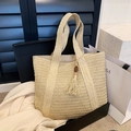 Beigefarbene Strohtasche im Tote-Stil mit Quasten und Holzperlen für den Sommer - Gebrochenes Weiß