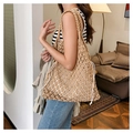 Detalle del bolso de hombro tejido a mano en algodón beige con bolsa interior de cordón - Caqui