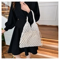 Detalle del bolso tejido de algodón blanco con red de diamantes y bolsa interior de cuerda - Blanco Roto