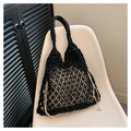Detalle del bolso de algodón trenzado negro con forro de cordón crema y asa resistente - Negro