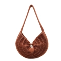 Borsa a spalla marrone lavorata a maglia a mezzaluna con texture pelosa e bottone in corno - caffè