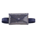 Gros plan sur un sac ceinture en cuir bleu foncé avec clous argentés et détail de sangle - Bleu