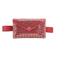 Vue détaillée du mini sac ceinture en cuir rouge avec rivets punk et bouton pression - Rouge